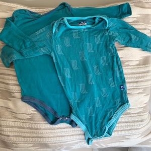 Two long sleeved onesies // size 12-18 mos